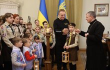 Фото 14: Пластуни принесли до мерії Вифлеємський вогонь миру