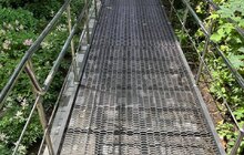 Фото 4: У будинку на вул. Науковій, 26 облаштують три металеві пандуси для людей на кріслах колісних: два уже встановили