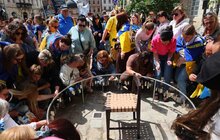 Фото 7: «Місце надії»: на площі Ринок встановили крісло, яке чекає свого Героя