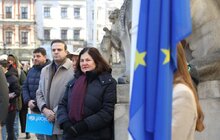 Фото 8: На честь титулу Молодіжної столиці Європи перед Львівською ратушею встановили символічну інсталяцію (відео)