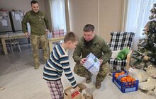Фото 1: У Львові захисники завітали до дітей-сиріт та дітей, позбавлених батьківського піклування, аби привітати зі святом Миколая 