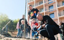 Фото 5: Мешканці соціального житла на вул. Миколайчука разом озеленили свій простір (відео)
