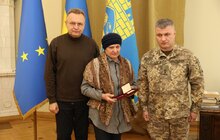 Фото 5: Дев’ятьом родинам полеглих захисників у мерії Львова вручили державні нагороди