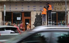 Фото 3: На фасад книгарні Наукового товариства імені Тараса Шевченка повернули відреставровану історичну вивіску