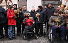 Фото 12: Головний різдвяний дідух вже встановили у Львові (відео)