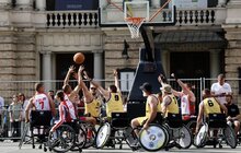 Фото 2: У центрі Львова ветерани змагалися у баскетболі на кріслах колісних в межах UNBROKEN GAMES