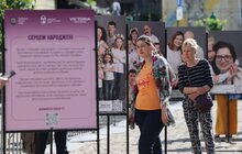 Фото 1: У центрі Львова відкрили фотовиставку про прийомні сім’ї та тих, хто дарує дітям любов