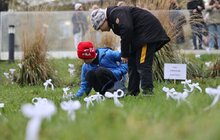 Фото 7: Ангели пам'яті: школярі принесли на Меморіал Героїв Небесної Сотні саморобних ангеликів (відео)