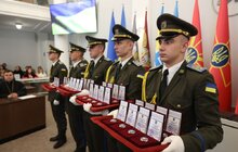 Фото 1: До Дня Героїв у Львові 30 захисників посмертно нагородили «Почесним знаком Святого Юрія» (фото/відео)