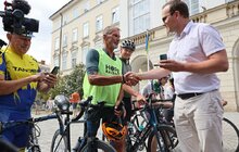 Фото 3: Американський морський піхотинець без ноги приїхав до Львова на велосипеді, щоб допомогти українським військовим (відео)