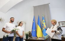 Фото 2: Переживши обстріл, пара вирішила заручитись у Ратуші (відео)