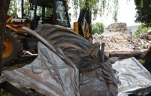 Фото 5: З Пагорба Слави демонтували другу вхідну колону: на якому етапі ексгумація радянських поховань (відео)