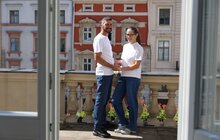 Фото 9: Переживши обстріл, пара вирішила заручитись у Ратуші (відео)