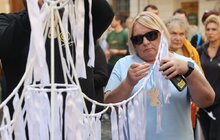 Фото 4: У Львові вшанували пам’ять дітей, які загинули від збройної агресії росії: в центрі міста розвісили символічних ангелів