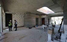 Фото 10: Найскладніші роботи з будівництва ЗD-школи на Варшавській позаду, встановлюють вікна (відео)