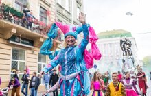 Фото 1: Центром Львова пройшла карнавальна хода: стартував 30-ий Міжнародний театральний фестиваль «Золотий лев»