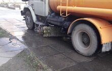 Фото 11: Комунальні служби продовжують дезінфікувати місто: миють вулиці, тротуари, зупинки транспорту, сходові клітки будинків