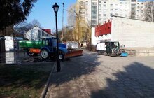 Фото 22: Комунальні служби продовжують дезінфікувати місто: миють вулиці, тротуари, зупинки транспорту, сходові клітки будинків