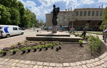 Фото 1: Біля пам’ятника С. Бандері облаштували квіткові клумби