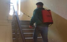 Фото 9: Комунальні служби щоденно проводять дезінфекцію у житлових будинках