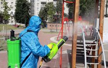 Фото 10: Комунальні служби щоденно проводять дезінфекцію у житлових будинках