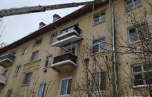 Фото 11: Мерія закликає мешканців бути особливо обережними через нависання буруль та снігу