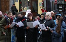 Фото 1: Впродовж дня охочі можуть набрати свяченої води з резервуару на площі Ринок