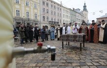 Фото 18: Впродовж дня охочі можуть набрати свяченої води з резервуару на площі Ринок
