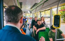 Фото 4: У Львові для захисників, які відновлюються у реабілітаційних центрах, провели екскурсію трамваєм