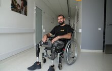 Фото 1: У центрі UNBROKEN 41-річному захиснику встановили протези ніг із електронними колінами