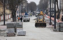 Фото 1: ІІ етап ремонту вул. Шевченка: підрядник стелить бруківку і облаштовує хідники