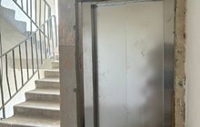 Фото 4: У будинку на вул. Хоткевича, 56, який найбільше постраждав від ракетного обстрілу, відремонтували дах, вікна і монтують ліфти