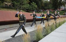 Фото 1: У Львові урочисто підняли прапор України над Меморіалом пам’яті Героїв Небесної Сотні