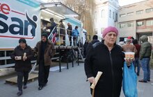Фото 15: Біля університету ветеринарної медицини працює мобільна кухня для вимушено переміщених українців