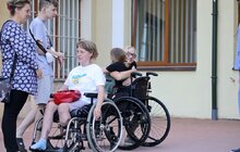 Фото 5: Мама з донькою, які під час ракетного обстрілу росіян втратили ноги, поїхали на протезування до США