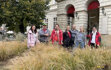 Фото 1: Садівники Львова упорядкували клумбу на площі Ринок