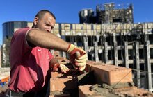 Фото 1: Встигнути до зими: на Стрийській тривають аварійно-відновлювальні роботи у зруйнованих російськими ракетами будинках