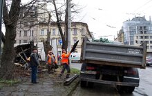 Фото 2: На вул. Куліша, біля ТЦ «Forum Lviv», демонтують кіоск