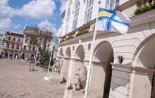 Фото 4: Біля львівської Ратуші на флагштоку вивісили прапор військово-морських сил