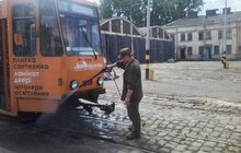 Фото 8: Міські трамваї та тролейбуси миють у дві зміни 