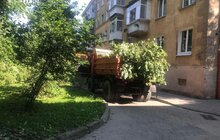 Фото 2: Комунальні служби продовжують прибирати місто від наслідків негоди