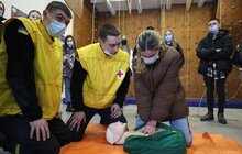 Фото 14: Інструктори університету безпеки життєдіяльності навчають школярів надавати домедичну допомогу та поводитись в надзвичайних ситуаціях