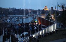 Фото 15: У Львові на Меморіалі пам’яті Героїв Небесної Сотні в небо зринули десятки світлових променів