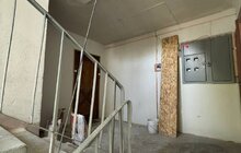 Фото 8: У будинку на вул. Хоткевича, 56, який найбільше постраждав від ракетного обстрілу, відремонтували дах, вікна і монтують ліфти
