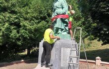 Фото 1: У Винниках демонтували радянський пам’ятник: скульптуру перенесуть до музею «Територія Терору» (відео)