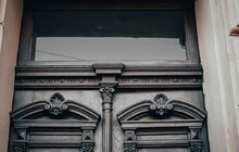 Фото 3: У будинку на вул. Грушевського відновили дубову браму