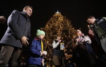 Фото 1: У Львові засвітили центральну міську ялинку, а також передали громаді міста Вифлеємський вогонь миру