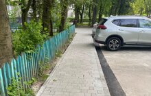 Фото 1: На вул. Тролейбусній облаштували доступність прибудинкової території біля будинку, де проживає дитина на кріслі колісному