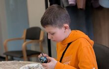 Фото 5: Традиція, що єднає покоління: у Львові діти Захисників і Захисниць України створювали великодні писанки