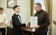 Фото 1: 15 найрозумніших учнів львівських шкіл отримали від мерії премії у розмірі 30 тисяч гривень (відео)